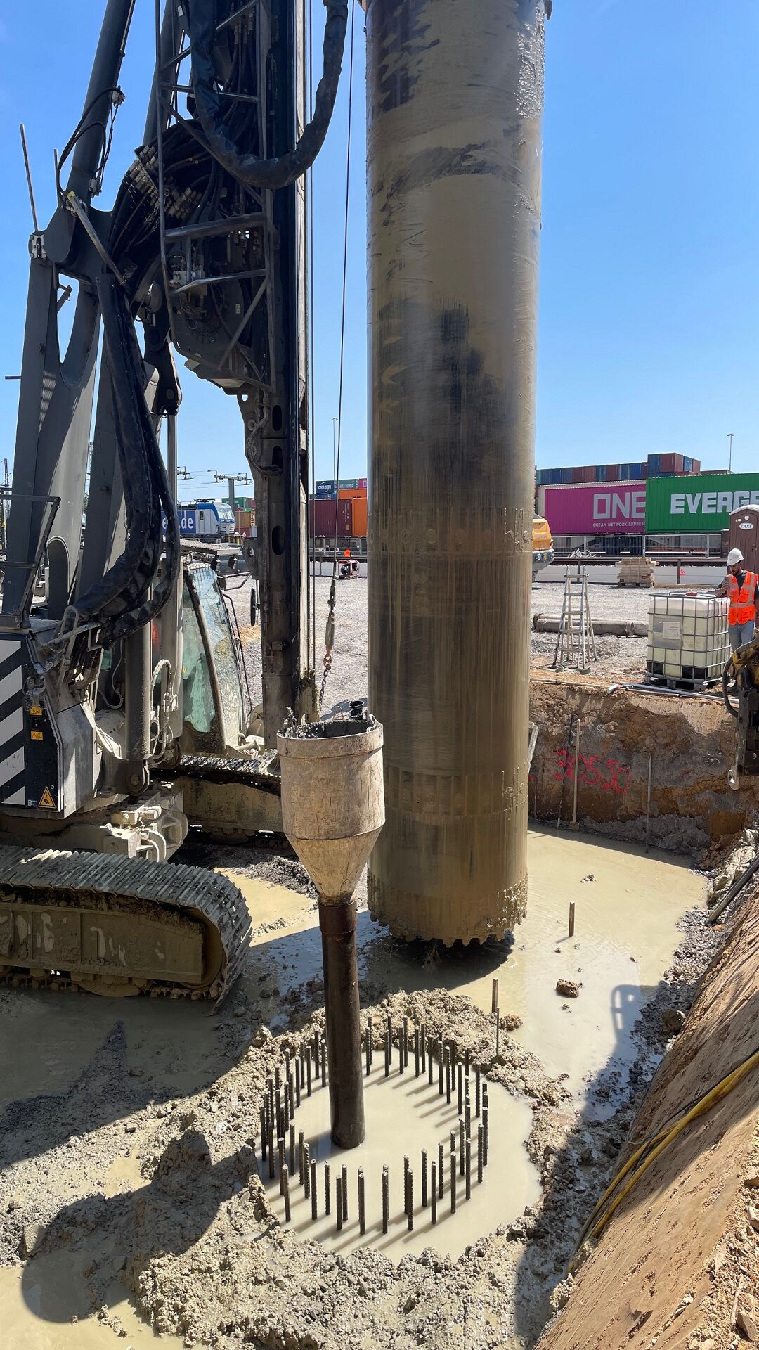 Mit Beton verfülltes Bohrloch.