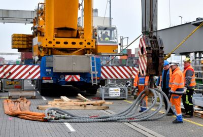 Impressionen von der Montage des Containerkrans in Mannheim