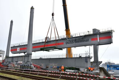 Impressionen von der Montage des Containerkrans in Mannheim