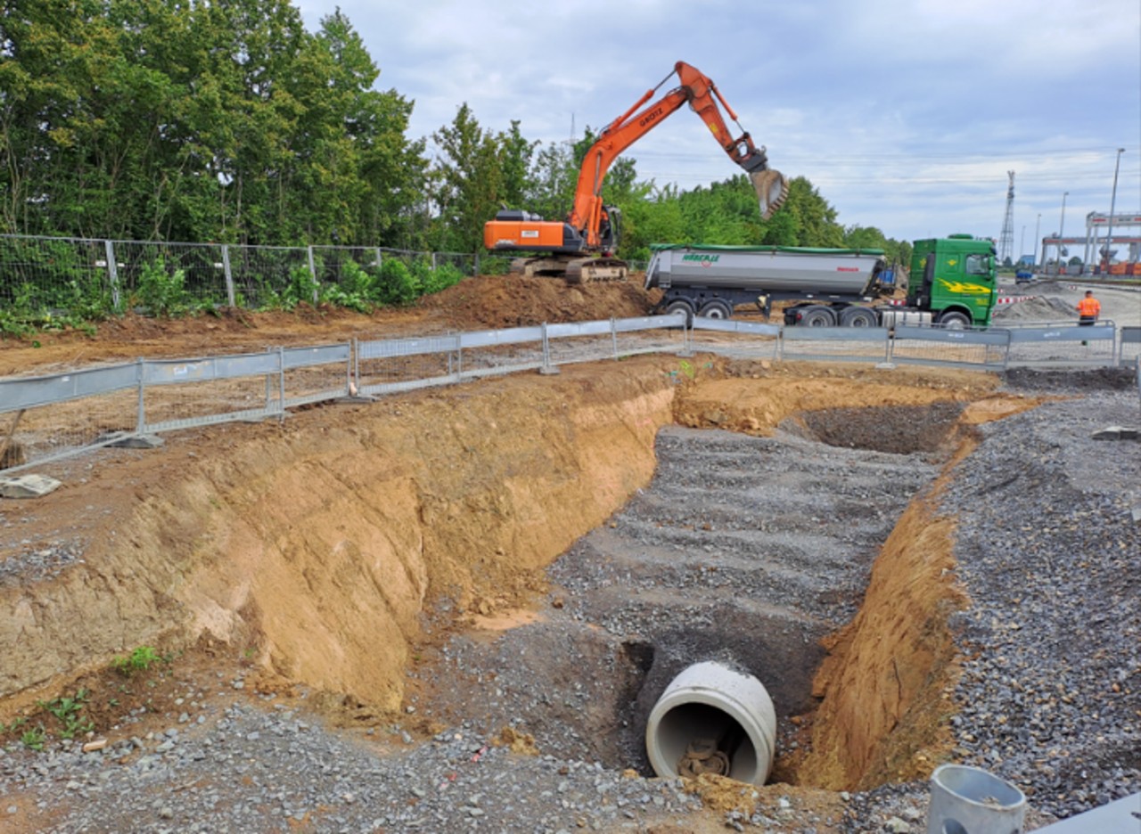 Abgesperrte Tiefbau-Baustelle: Entwässerungssystem bestehend aus einem Rohr.