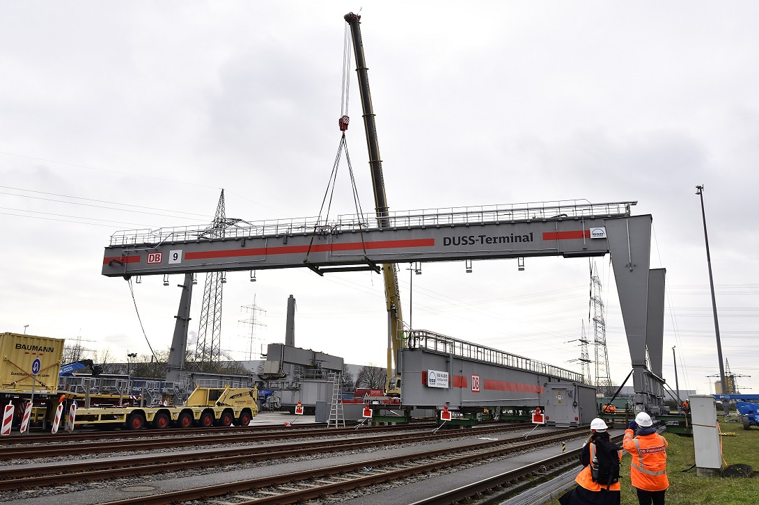 Aufnahme der Montage des Containerkrans.