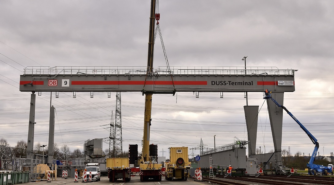 Der final montierte, neue Containerkran.