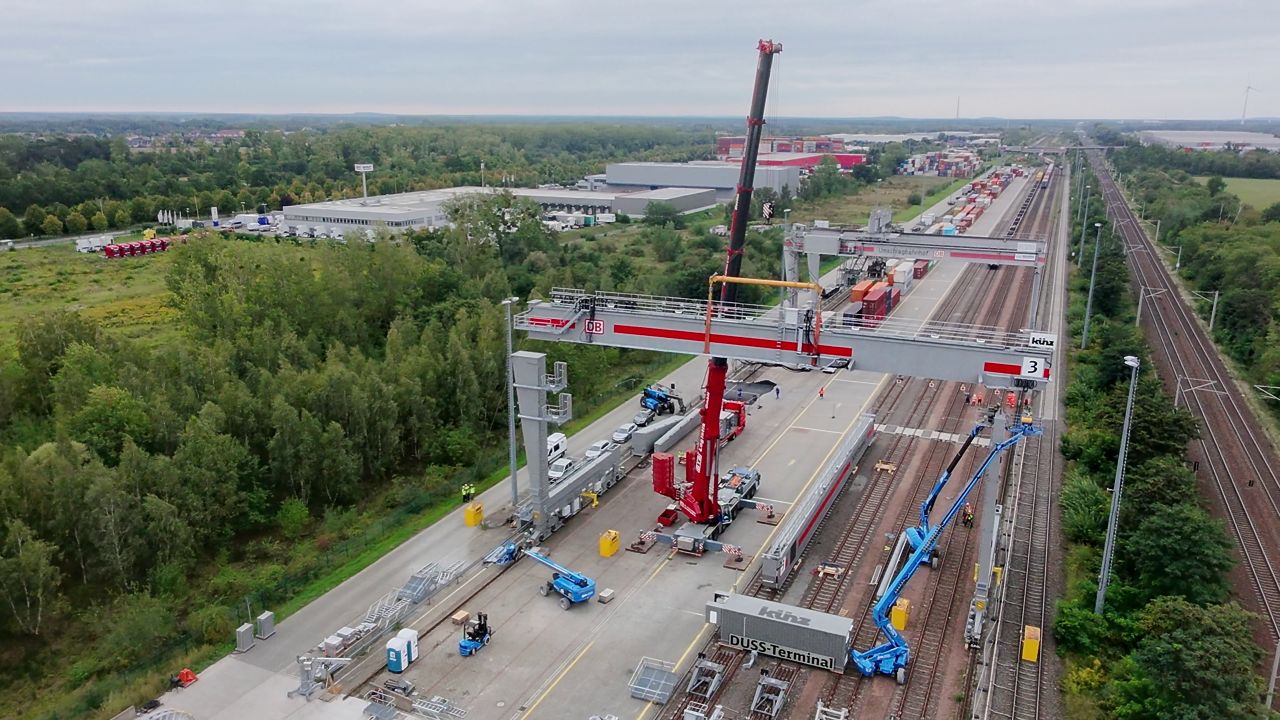 Luftbildaufnahme zum Einhub des 45 Meter breiten Querträgers für den neuen Portalkran. Dieser überspannt vier Umschlaggleise, drei Abstell- sowie zwei Fahrspuren.