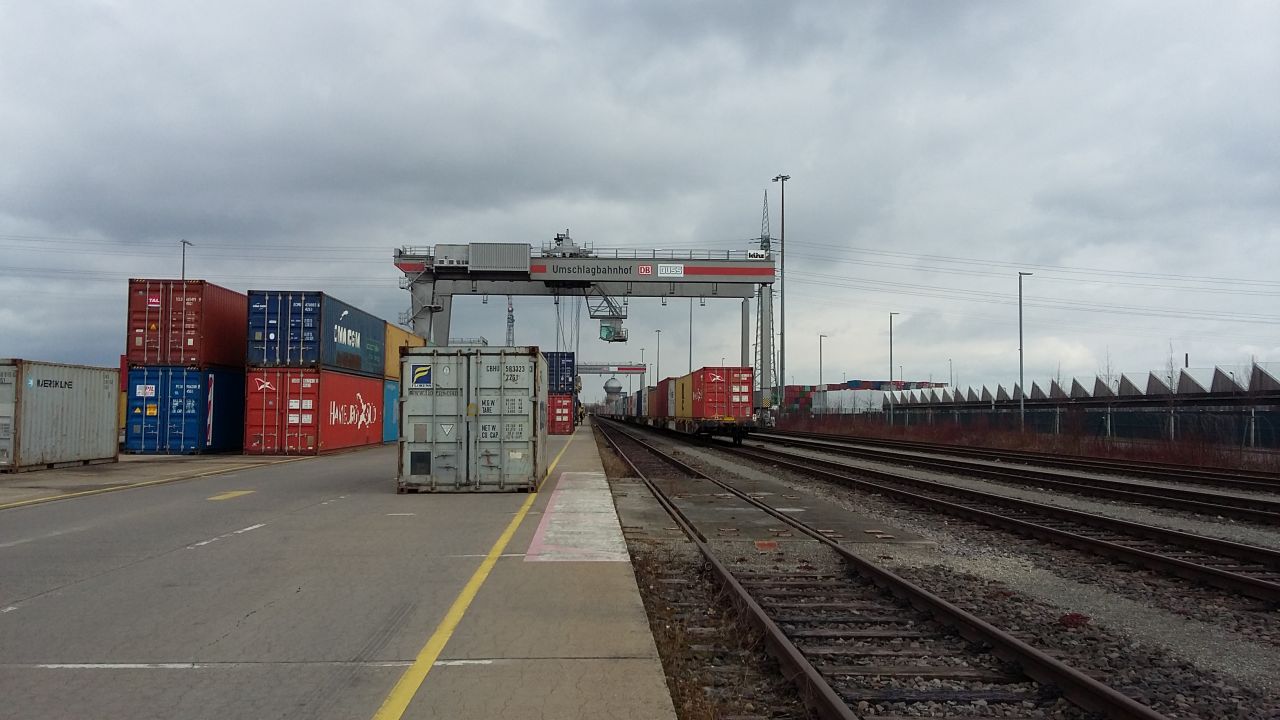 Umschlagbahnhof mit einem schwebenden Container.